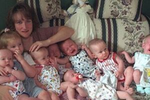 她不聽醫生勸告「堅持生下7胞胎」，沒想到20年後大家都相信她做了對的選擇！