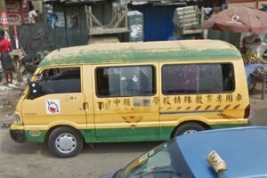 「台中縣娃娃車」開進非洲街頭　他看街景圖傻眼：怎麼進口的？