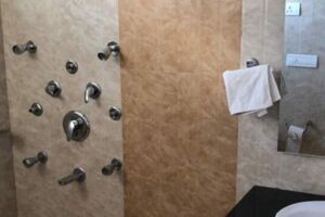 飯店淋浴間機關重重「謎之設計」讓遊客傻住！網友：洗個澡像在上益智節目？