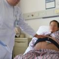 頭胎雙胞胎兒子意外懷二胎，醫生出來報喜後，全家人抱頭痛哭
