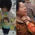 奶奶迫3歲孫女做家務，雙胞胎孫子在一邊玩，3年後的變化讓奶奶痛心...