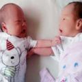 26歲產婦順產雙胞胎，護士抱來孩子，爸爸嚇得大聲叫醫生