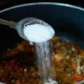 煮湯時不小心加入太多鹽巴時，你該怎麼辦呢？？千萬別加入更多的水來稀釋湯的鹹度哦！！！快來看看身經百戰的大廚師們如果遇到這種情形會怎麼做吧！
