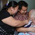 3歲男孩頭重30斤比籃球還大沒錢治媽媽抱他哭了好心人幫助暖心