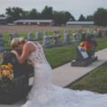 消防員未婚夫被酒駕帶走…　新娘跪墓前拍婚紗　攝影師送上最暖同框