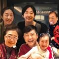 58歲庾澄慶曬全家福，這一家人是一個模子裡刻出來的！