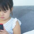 女童被限制玩手機遭同學笑「笨豬」　姨婆用蒙眼遊戲讓她秒懂苦心：我不要手機了