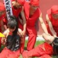 「被斬首後，腦袋還有意識嗎？」，有人親自用「自己的腦袋」為大家做了實驗，結果真的是讓人傻眼…