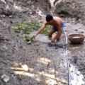 國外農村一男子抽乾河水赤腳光背摸魚，翻開污泥發現驚喜