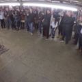 「魔力紅」主唱在地鐵站扮成邋遢大叔　民眾的反應讓他嗨到加碼唱超紅單曲