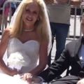 50歲新娘甜嫁「12歲新郎」！街頭手牽手拍婚紗…路人看到都驚呆了！