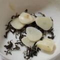 大蒜加茶葉混合在一起，原來能有效地防止大米長蟲發黴，以前完全不知道！