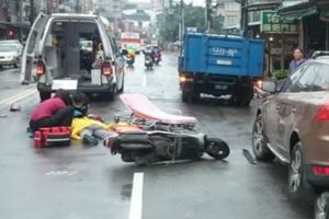 拜託馬路三寶放過台灣人！白目三寶違停「突然開車門」害機車騎士被輾死….
