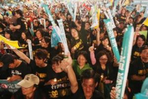 民進黨在怎麼無能政策反覆，綠鐵粉身受其害卻仍力挺，原來是學共產黨的招術