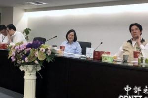 蔡英文與台南綠公職座談場內大喊「林全下台」場外高呼「蔡英文下台」