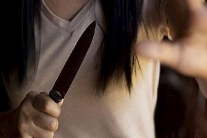 13歲少女童持刀怒捅少女心臟，法官判不用關！