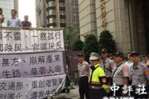 百輛遊覽車上街抗議蔡政府政策「官逼民反」