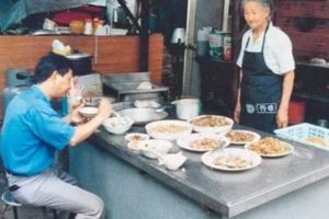96歲老奶奶做虧本生意賣了55年！賣到欠債50多萬，過世那天會場花圈竟然有.....原來生前她做「這些事」!!