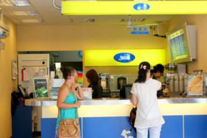 這名奧客媽媽瘋狂刁難10幾歲的女店員，最後「屁孩英雄」一句話把她嗆到落荒而逃！