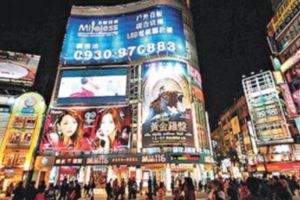 她拍下了香港「夜總會」最黑暗的秘密！每張照片都「充​​滿了傷悲」…