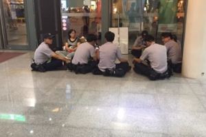 選手入場遭阻警方：沒讓抗議民眾進入封鎖區