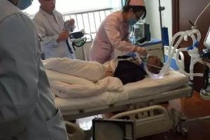與死神拔河6小時才救回「高齡阿公」！結果他睜眼後第一件事，抖著手寫下這「五個字」...讓所有人淚崩！