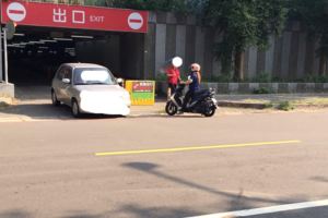 大嬸載兩個孩子三貼，逆向直衝家樂福出口，不僅差點造成車禍還口出惡言！網友：「想投胎也不要帶孩子！」