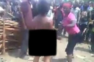【視頻】剛果女子被迫與繼子當眾亂倫還被斬首，只因為「她端上去的菜裡有魚」！