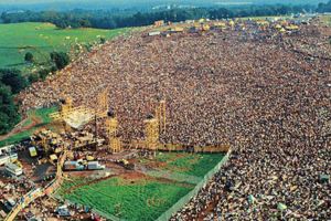 這幾個人在1969年舉辦這場音樂節時完全沒想到會如此轟動…透過照片也能體驗到當時的震撼！