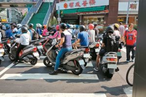 機車肇事多因沒待轉？警官PO文嗆交通部「邏輯有問題」