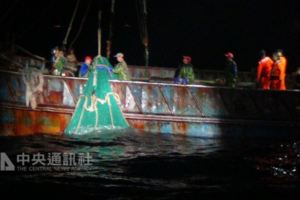 陸船摸黑越界捕撈基隆海巡強靠登檢