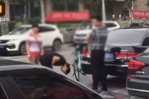 少女撞碎車燈「90度鞠躬道歉」　暖車主1句話被讚爆
