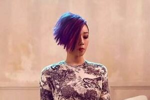 林憶蓮染了一頭誇張的紫髮，網友：像換了一顆頭