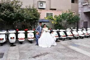 比超跑還要難找到的「禮車」，一字排開超壯觀，網友大讚「陷入青春的回憶裡頭！」