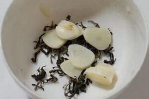 大蒜加茶葉混合在一起，原來能有效地防止大米長蟲發黴，以前完全不知道！