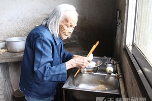 教授把碗留給八十歲的母親洗，文章雖短，卻很感人