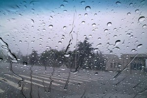 開車遇到大雨看不清楚時，教你一招馬上變清晰！