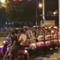 摩托車小伙和12個交警一起等紅燈，網友：求當時小伙的心理陰影