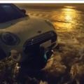 台南遭大雨狂炸！網友PO影片「水流成溪」嚇壞人，女學生機車遭沖走，直撞路邊Mini好悲劇！
