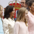 西班牙王后罕見扎丸子頭穿粉紗裙，哪像47歲！兩公主首燙捲髮美翻