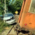 阿里山林鐵工程車疑遭自小客擦撞出軌 1人傷百名乘客退票