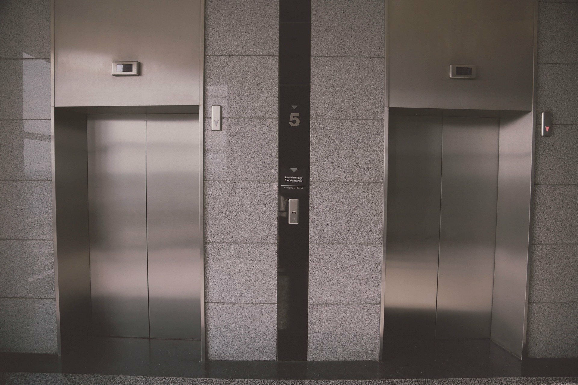 ▼一名女教師搭乘電梯，卻發生意外。（示意圖／Pixabay）