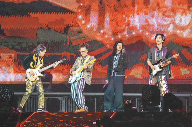 金曲樂團「麋先生」21日首度在台北小巨蛋開唱,吸引萬名粉絲前來支持。(羅永銘攝) 金曲樂團「麋先生」21日首度在台北小巨蛋開唱,吸引萬名粉絲前來支持。(羅永銘攝)
