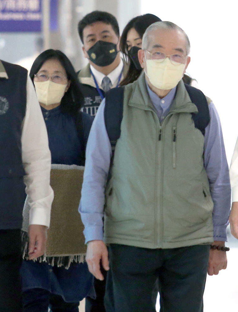 貴婦奈奈的男友父親黃立雄(右)與母親黃林麗真(左)逃亡約6年,今年從加拿大搭機返台。(圖/中時資料照) 貴婦奈奈的男友父親黃立雄(右)與母親黃林麗真(左)逃亡約6年,今年從加拿大搭機返台。(圖/中時資料照)