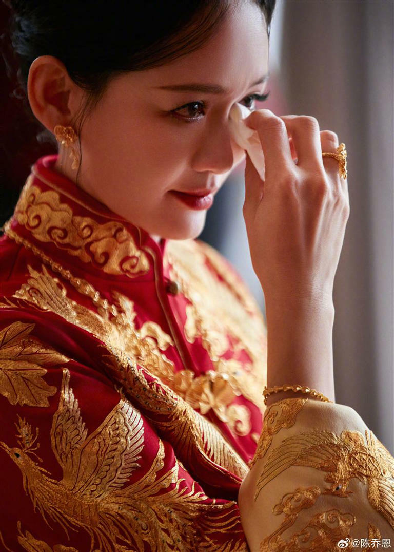陳喬恩跪下拜別父母,還沒開口就哭了。(圖/陳喬恩微博) 陳喬恩跪下拜別父母,還沒開口就哭了。(圖/陳喬恩微博)