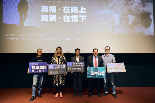 紀錄片《生命有愛》特映活動現場合影,影片導演塔爾.芭達(Tal Barda)(左2)、主角醫生伊澤爾丁.阿布萊許(Izzeldin Abuelaish)(右2)、策展人閻鴻亞(鴻鴻)(左1)及國家人權博物館館長洪世芳(中)。 圖/國家人權博物館提供 紀錄片《生命有愛》特映活動現場合影,影片導演塔爾.芭達(Tal Barda)(左2)、主角醫生伊澤爾丁.阿布萊許(Izzeldin Abuelaish)(右2)、策展人閻鴻亞(鴻鴻)(左1)及國家人權博物館館長洪世芳(中)。 圖/國家人權博物館提供