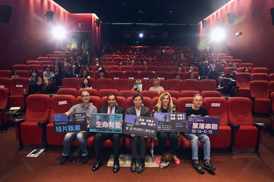 2024台灣國際人權影展紀錄片《生命有愛》特映活動現場合影,影片導演塔爾.芭達(Tal Barda)(右2)、主角醫生伊澤爾丁.阿布萊許(Izzeldin Abuelaish)(左2)、策展人閻鴻亞(鴻鴻)(右1)及國家人權博物館館長洪世芳(右3)均出席此場活動。 圖/國家人權博物館提供 2024台灣國際人權影展紀錄片《生命有愛》特映活動現場合影,影片導演塔爾.芭達(Tal Barda)(右2)、主角醫生伊澤爾丁.阿布萊許(Izzeldin Abuelaish)(左2)、策展人閻鴻亞(鴻鴻)(右1)及國家人權博物館館長洪世芳(右3)均出席此場活動。 圖/國家人權博物館提供