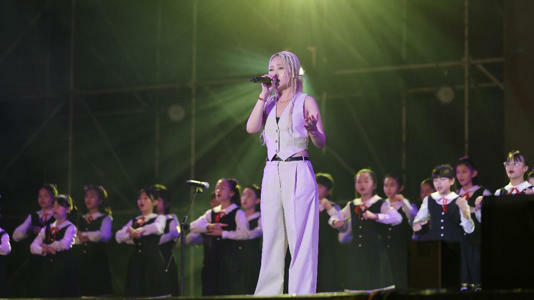 戴愛玲與花蓮宜昌國小合唱團共同演出〈讓我成為你的翅膀〉,感動台下無數民眾。(圖/華納音樂提供) 戴愛玲與花蓮宜昌國小合唱團共同演出〈讓我成為你的翅膀〉,感動台下無數民眾。(圖/華納音樂提供)