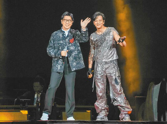 陳曉東(右)28日攻蛋邀品冠同台合唱。(羅永銘攝) 陳曉東(右)28日攻蛋邀品冠同台合唱。(羅永銘攝)