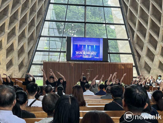 林同學所屬的韓舞社成員特地表演了她生前最喜愛的舞蹈《再一次重逢的世界》。 圖:實習記者張博森/攝 林同學所屬的韓舞社成員特地表演了她生前最喜愛的舞蹈《再一次重逢的世界》。 圖:實習記者張博森/攝